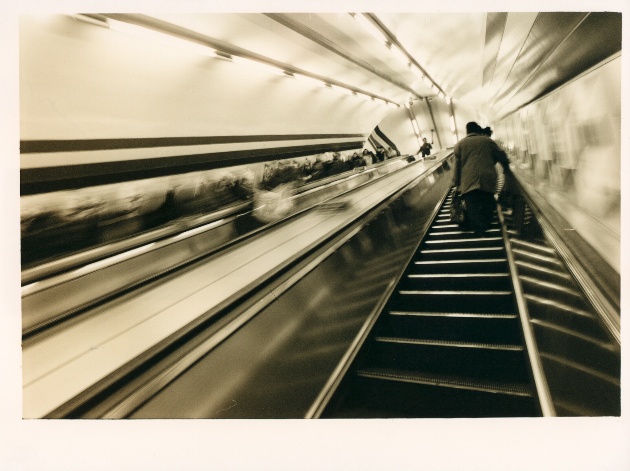 Bewegungsstudie auf einer Rolltreppe