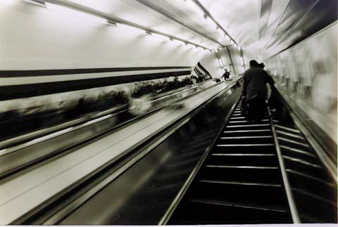 Dynamische Schwarz-Weiß-Aufnahme einer Rolltreppe